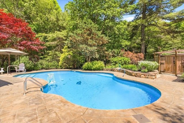 137 Cedar St, Middleboro, MA 02346