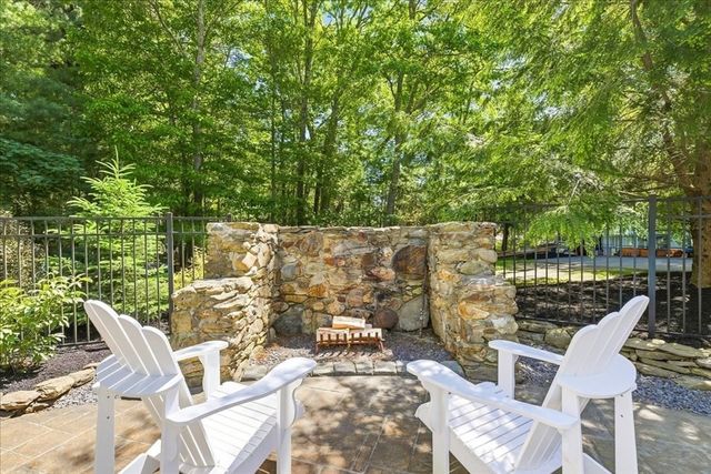 137 Cedar St, Middleboro, MA 02346
