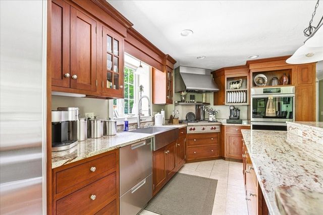 137 Cedar St, Middleboro, MA 02346