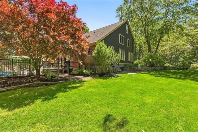 137 Cedar St, Middleboro, MA 02346