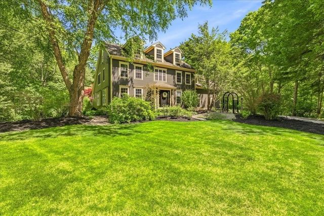 137 Cedar St, Middleboro, MA 02346