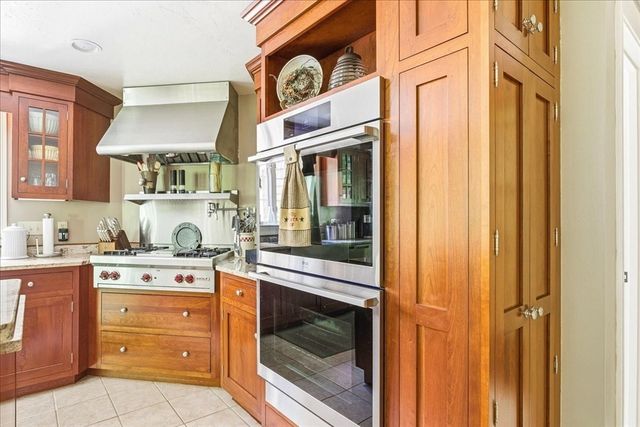 137 Cedar St, Middleboro, MA 02346