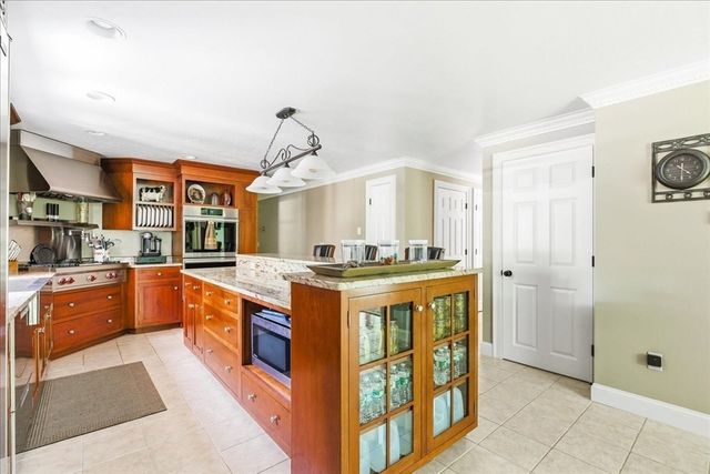 137 Cedar St, Middleboro, MA 02346