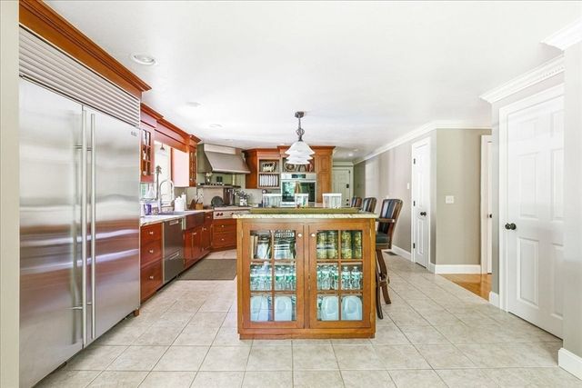137 Cedar St, Middleboro, MA 02346