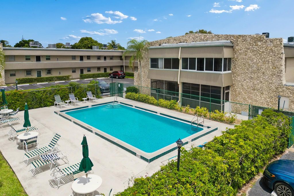 126 Sparrow Drive 10b, Royal Palm Beach, FL 33411