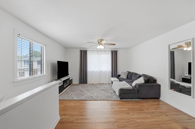 124 Fairlane Court D, Bloomingdale, IL 60108