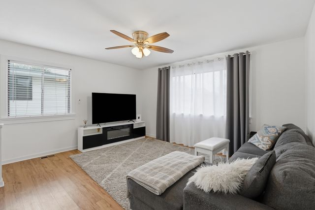 124 Fairlane Court D, Bloomingdale, IL 60108