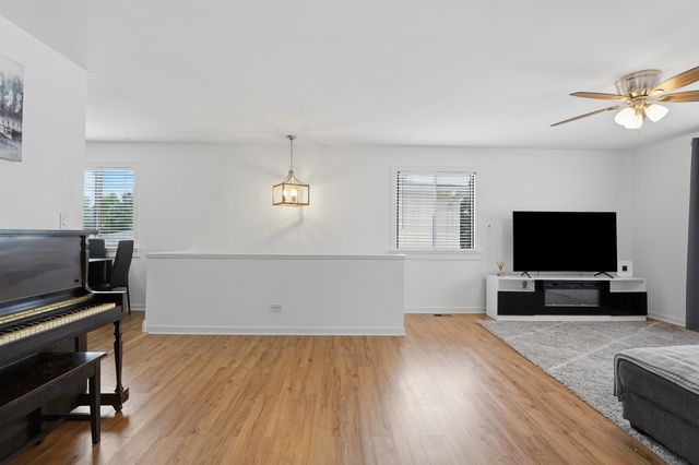 124 Fairlane Court D, Bloomingdale, IL 60108