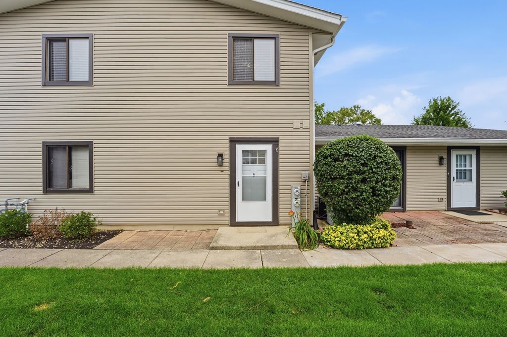 124 Fairlane Court D, Bloomingdale, IL 60108