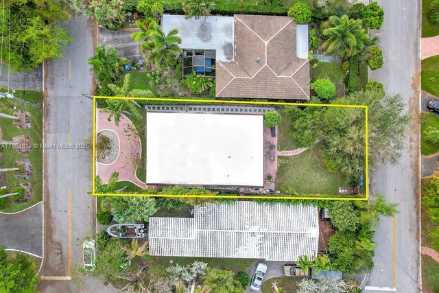 919 N Northlake Dr, Hollywood, FL 33019