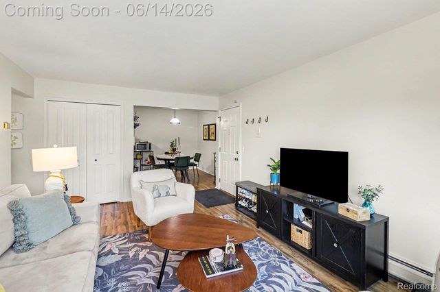 2440 Parmenter Boulevard 204, Royal Oak, MI 48073