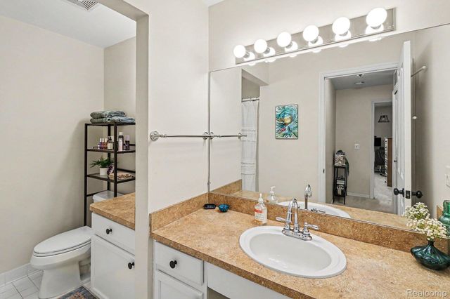 2440 Parmenter Boulevard 204, Royal Oak, MI 48073