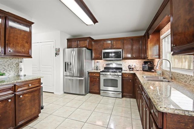 1202 Fairlane Square, Channelview, TX 77530