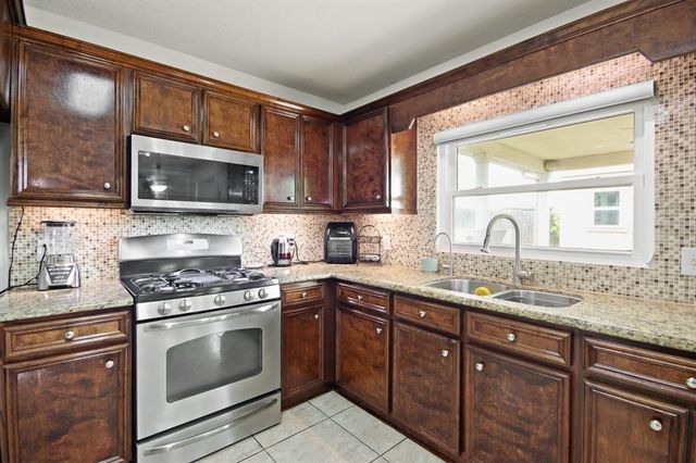 1202 Fairlane Square, Channelview, TX 77530