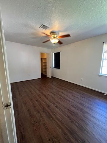 553 Roanoke St Drive, Conroe, TX 77302