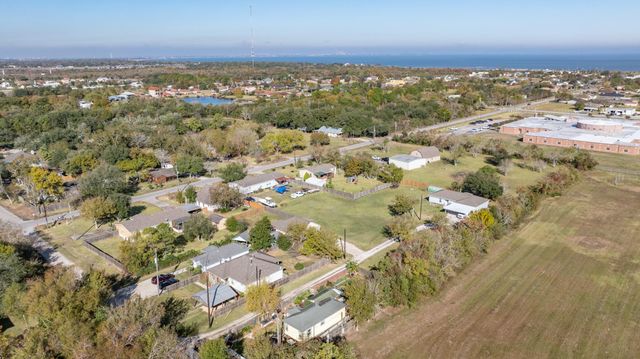 2616 Avenue H, Dickinson, TX 77539