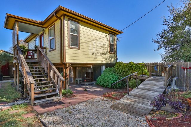 2616 Avenue H, Dickinson, TX 77539