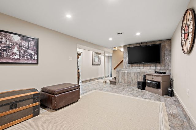 240 W Greenwood Avenue, Crown Point, IN 46307