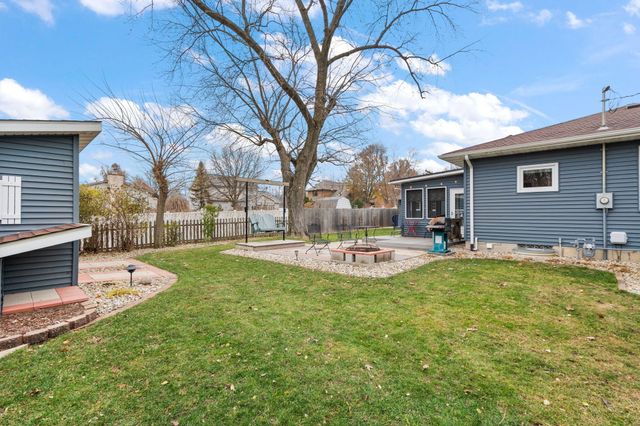 240 W Greenwood Avenue, Crown Point, IN 46307