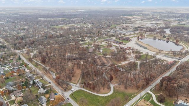 240 W Greenwood Avenue, Crown Point, IN 46307