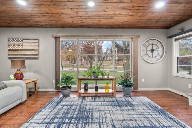 240 W Greenwood Avenue, Crown Point, IN 46307