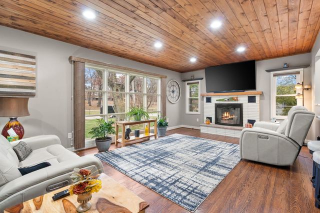 240 W Greenwood Avenue, Crown Point, IN 46307