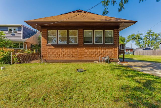 32 S Monterey Avenue, Villa Park, IL 60181