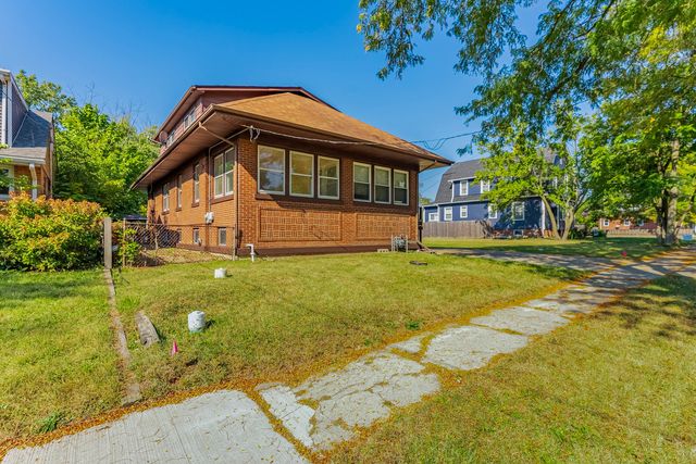 32 S Monterey Avenue, Villa Park, IL 60181