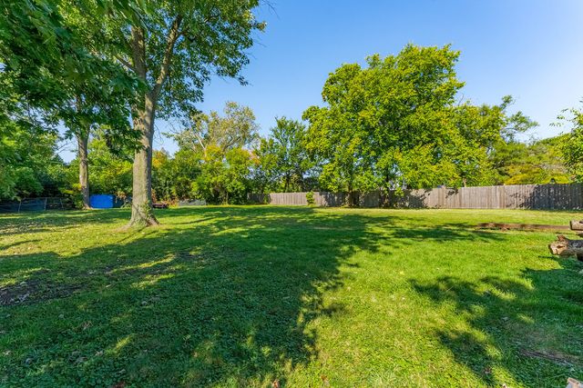 32 S Monterey Avenue, Villa Park, IL 60181