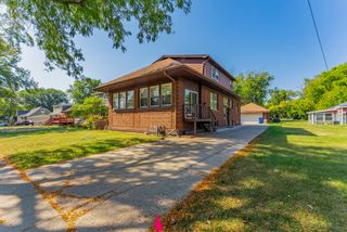 32 S Monterey Avenue, Villa Park, IL 60181
