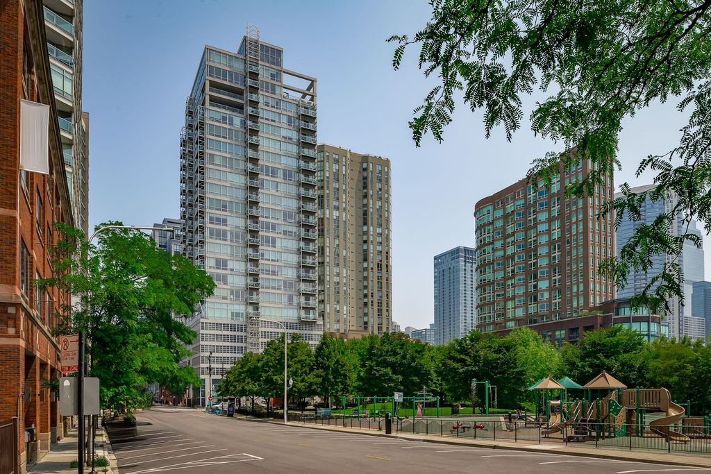 653 N Kingsbury Street 2105, Chicago, IL 60654