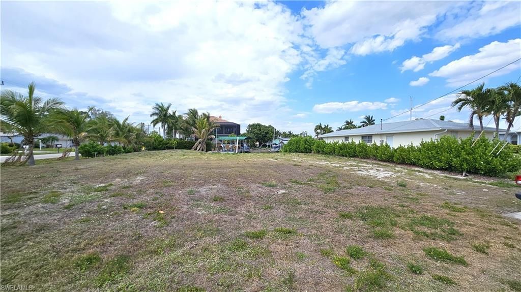 Image 4 of property listing at 111 SW 58th TER, Cape Coral, FL 33914