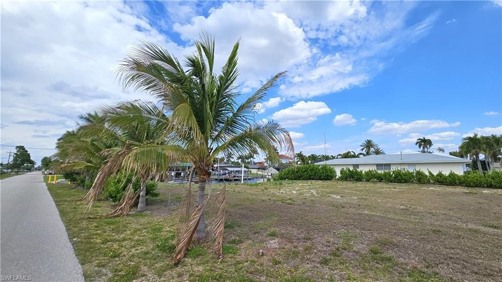 Image 5 of property listing at 111 SW 58th TER, Cape Coral, FL 33914