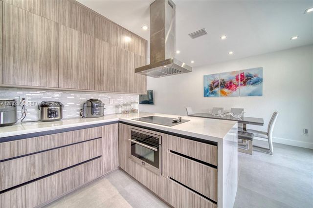 7963 NW 195th Ter, Hialeah, FL 33015