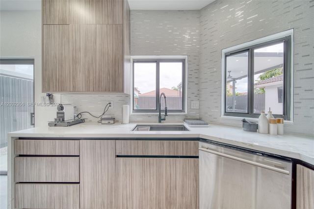 7963 NW 195th Ter, Hialeah, FL 33015