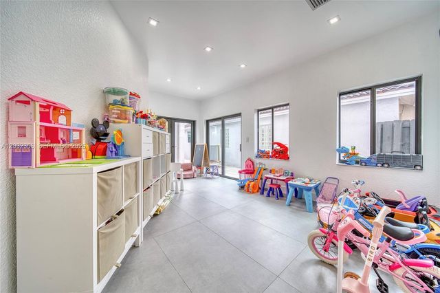 7963 NW 195th Ter, Hialeah, FL 33015