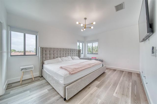 7963 NW 195th Ter, Hialeah, FL 33015
