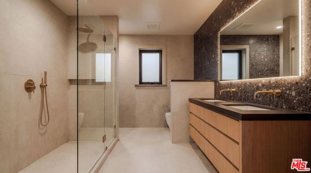 7170 Rosewood Avenue, Los Angeles, CA 90036
