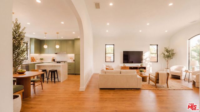 7170 Rosewood Avenue, Los Angeles, CA 90036