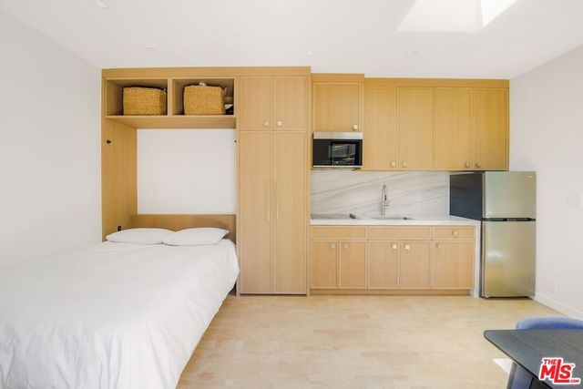 7170 Rosewood Avenue, Los Angeles, CA 90036