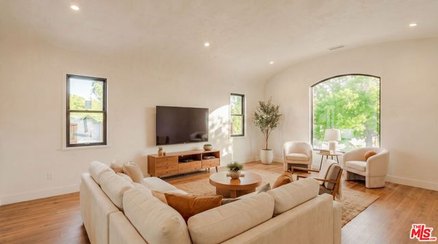 7170 Rosewood Avenue, Los Angeles, CA 90036