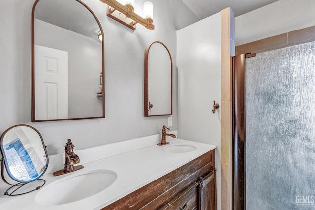 300 Mannel Avenue, Shafter, CA 93263