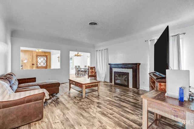 300 Mannel Avenue, Shafter, CA 93263