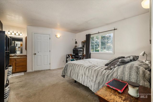 3971 W Sugar Creek Dr, Meridian, ID 83646