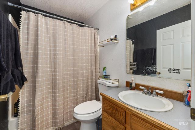 3971 W Sugar Creek Dr, Meridian, ID 83646