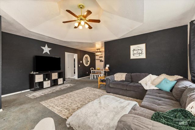 3971 W Sugar Creek Dr, Meridian, ID 83646