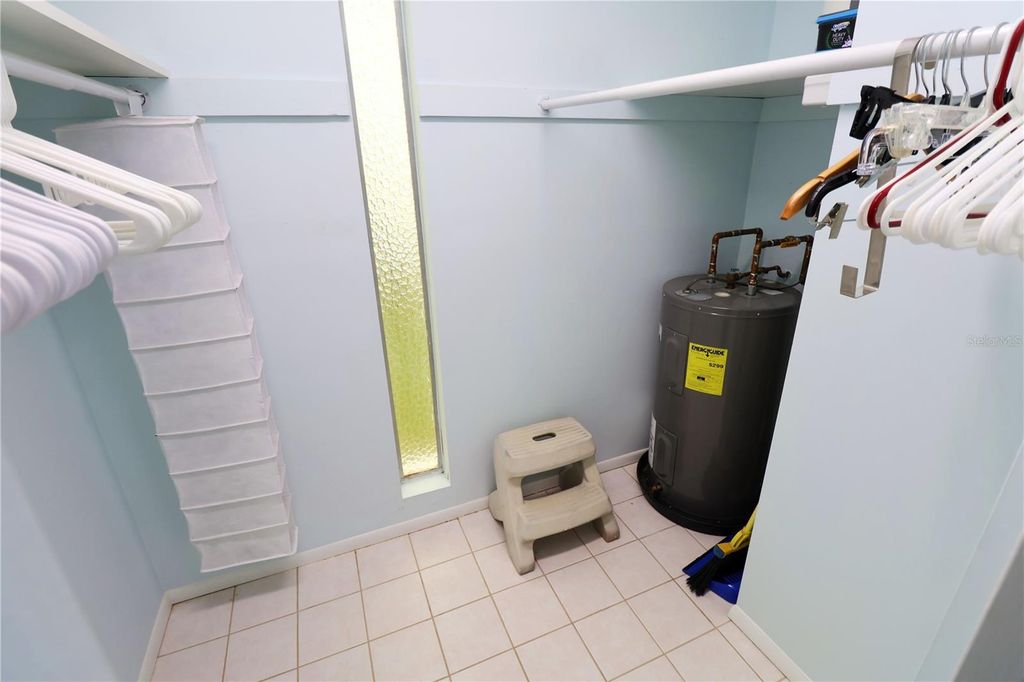 Image 22 of property listing at 5981 HIBISCUS DRIVE, Bradenton, FL 34207