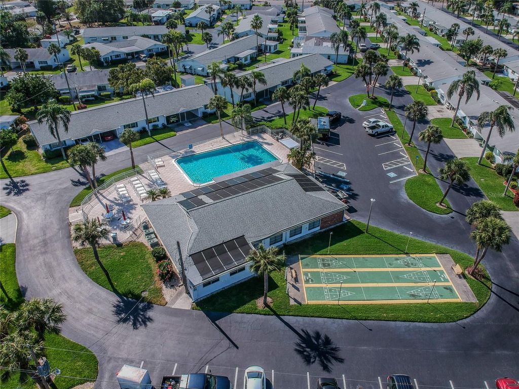 Image 23 of property listing at 5981 HIBISCUS DRIVE, Bradenton, FL 34207