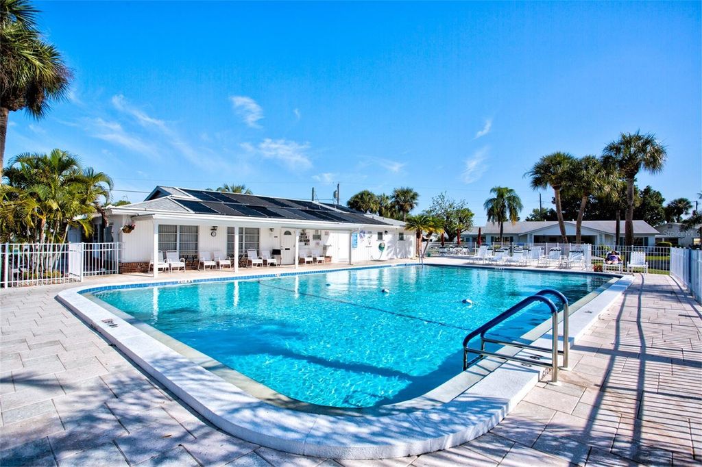 Image 25 of property listing at 5981 HIBISCUS DRIVE, Bradenton, FL 34207