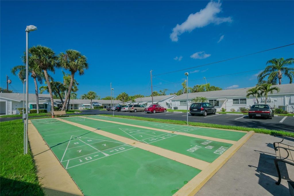 Image 29 of property listing at 5981 HIBISCUS DRIVE, Bradenton, FL 34207